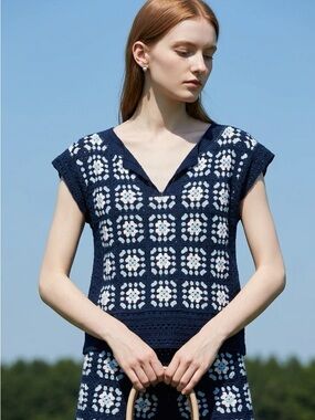 MELISSA NEPTON Navy and White Crochet Knit V-Neck Cap Sleeve Top